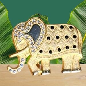 BUYER'S CHOICE Vintage Brooch Elephant;Cat;Jasper? Pic are Brooch Front & Back.